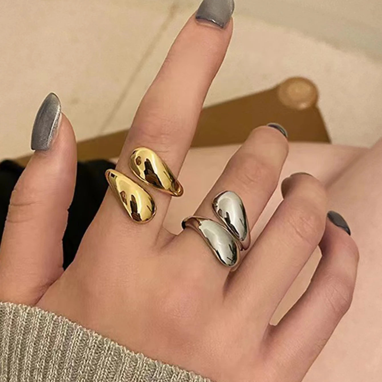 A Single Women's Ring, Simple