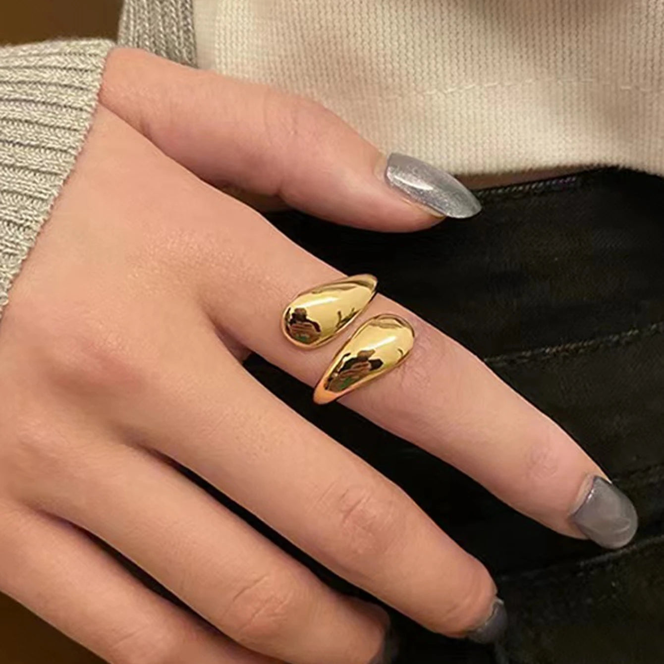 A Single Women's Ring, Simple